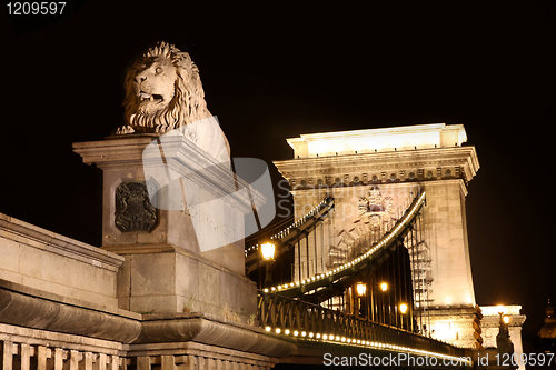 Image of chain bridge in Budapest, Hungary