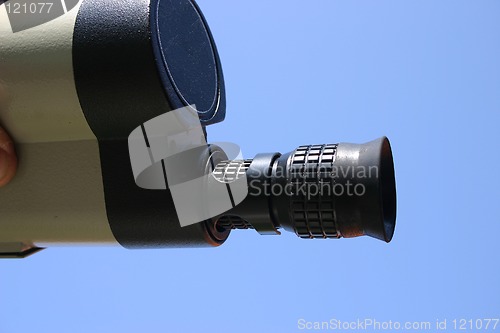 Image of binoculars