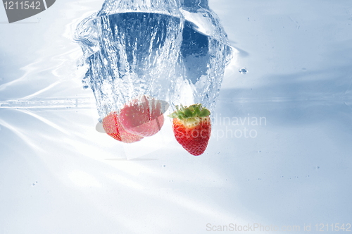 Image of strawbarry fruit in water