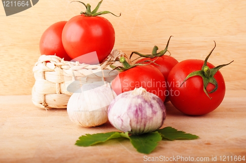 Image of tamatoes and garlic