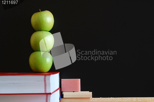 Image of blank blackboard with apples