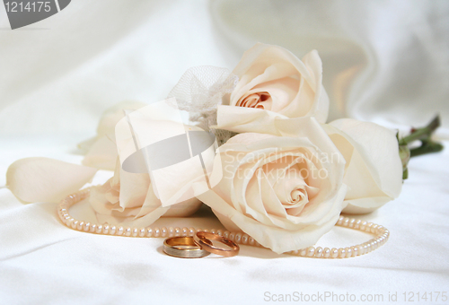 Image of wedding rings and roses