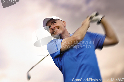 Image of golfer shooting a golf ball 