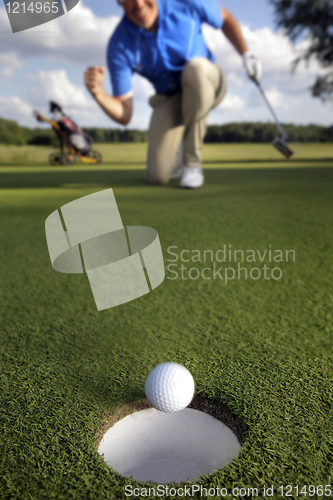 Image of Ball rolling into the hole