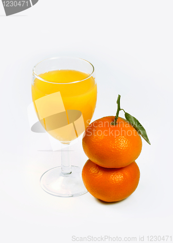 Image of orange juice and two mandarin fruits