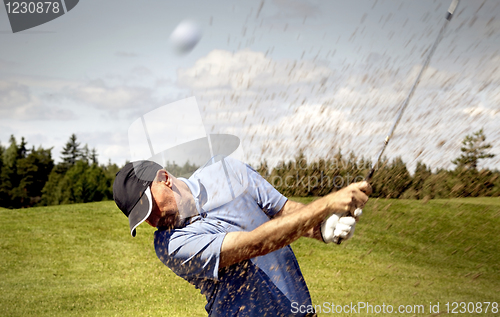 Image of golfer shooting a golf ball 