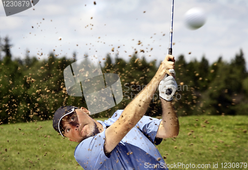 Image of golfer shooting a golf ball