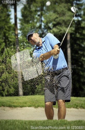 Image of golfer shooting a golf ball