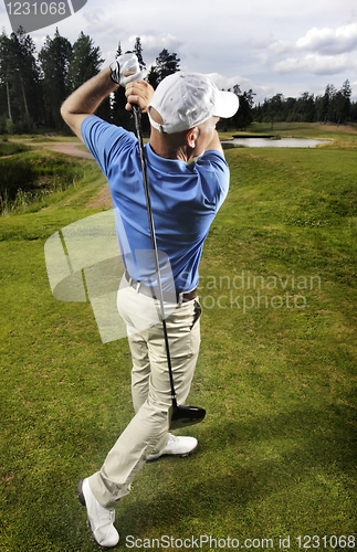 Image of golfer shooting a golf ball 