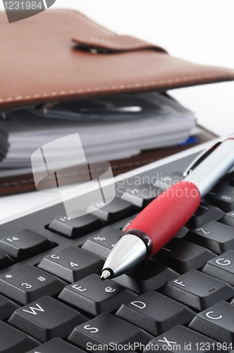 Image of computer keyboard and organizer