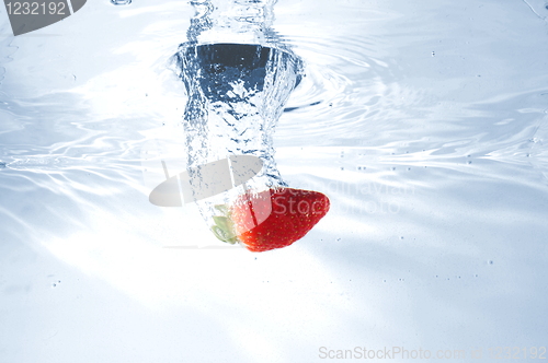 Image of strawbarry fruit in water