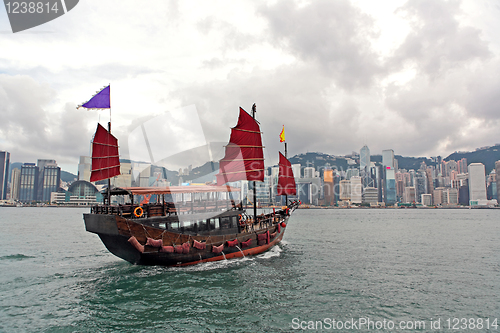 Image of Hong Kong harbour with tourist junk