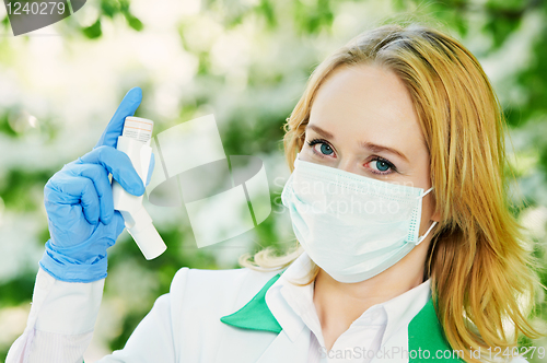 Image of doctor with spray inhaler