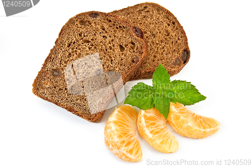 Image of Rye bread with raisins and tangerines