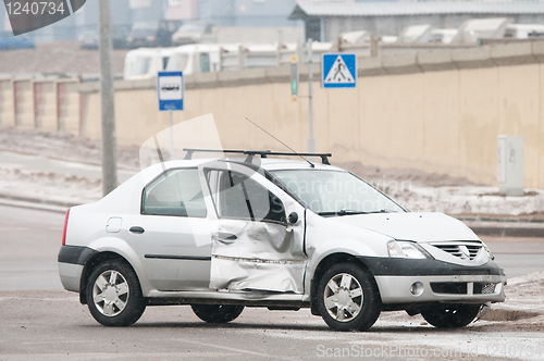 Image of damaged car acciddent