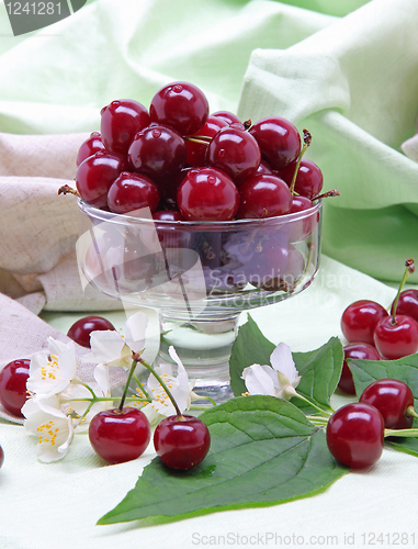 Image of Sweet cherry in glass bowl