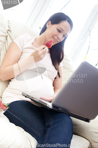 Image of pregnant woman on laptop