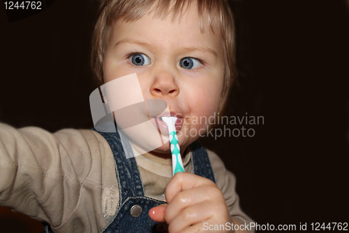 Image of child brushes teeth