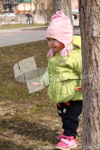 Image of child plays hide-and-seek