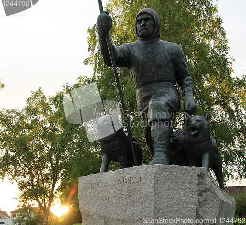 Image of Fredrik Hjalmar Johansen statue.