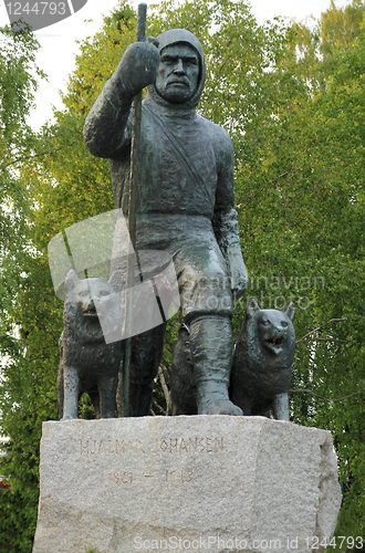 Image of Fredrik Hjalmar Johansen statue.