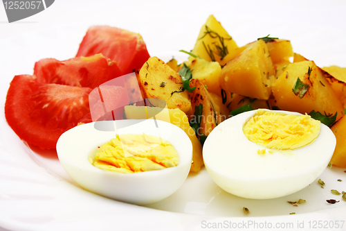 Image of Zoomed foto of tomatoes, potatoes and eggs