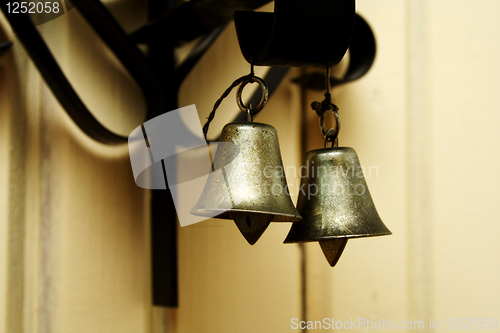 Image of Zoomed foto of hanging metallic colored bells