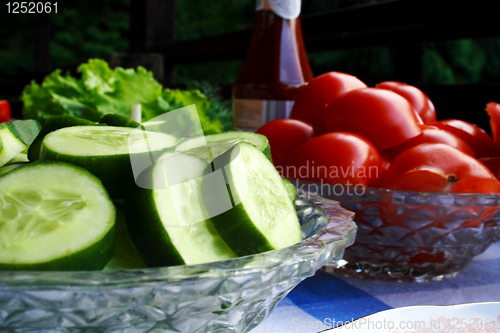 Image of Foto of cucumber and tomatoes in dishes