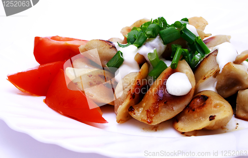 Image of Foto of dumplings and tomato on plate