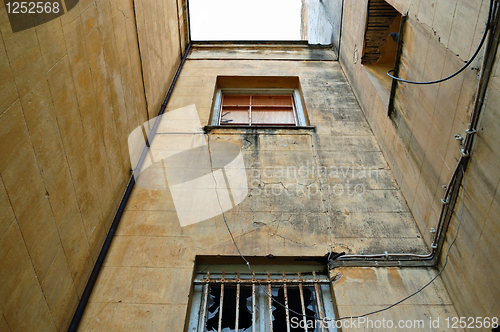 Image of derelict mansion
