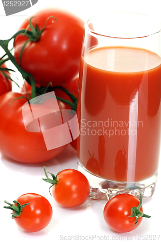 Image of Fresh tomatoes and a glass full of tomato juice. 