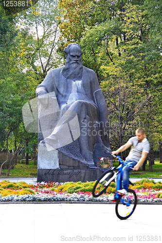 Image of cyclist next to the monument of the writer Lev Tolstoy
