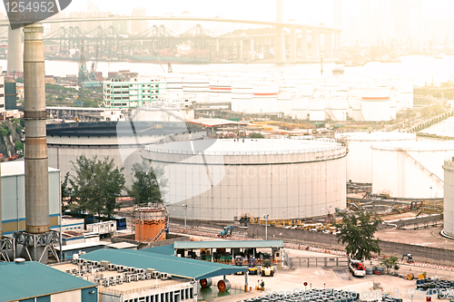 Image of gas container and bridge 