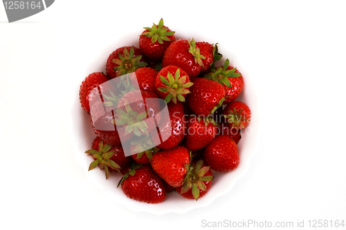 Image of Foto aobve strawberry in bowl in studio