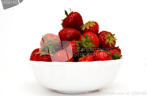 Image of Foto of strawberry in bowl in studio