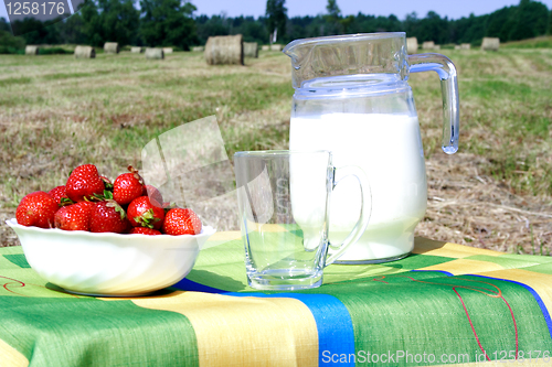 Image of Foto of strawberry in bowl and milk