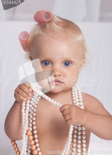 Image of babe with curlers asked to wear a necklace 