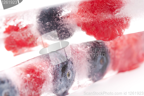 Image of Raspberry and blackberry frozen in ice sticks