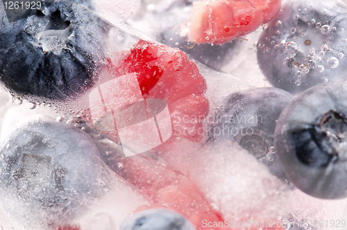 Image of Raspberry and blackberry frozen in ice sticks