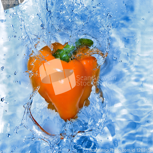 Image of Yellow pepper dropped into water with bubbles