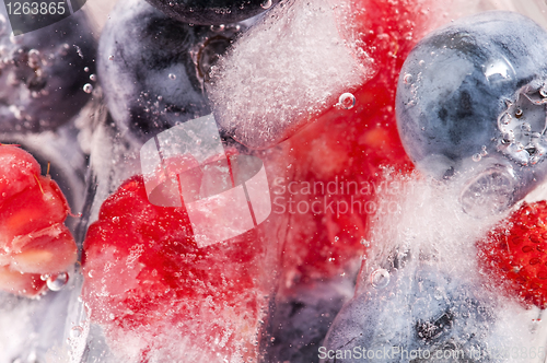 Image of Raspberry and blackberry frozen in ice sticks