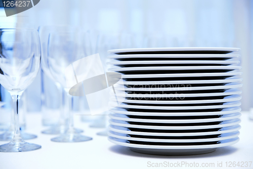 Image of glass goblets and plates on the table