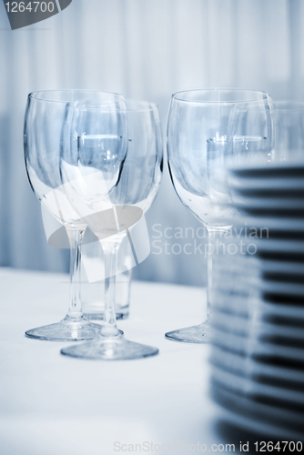 Image of glass goblets and plates on the table