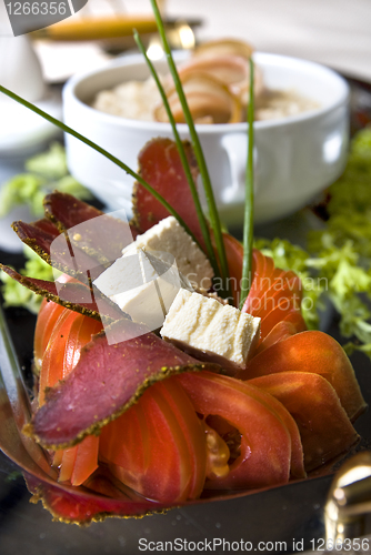 Image of Cluse up slices of the tomatos and bacon