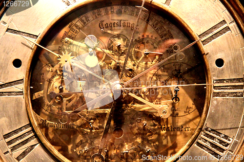 Image of old clock 