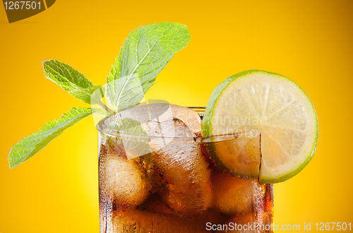 Image of Cola with lime and ice