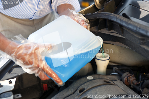 Image of Refilling windscreen wiper fluid