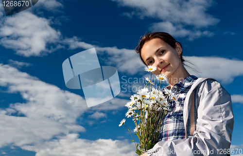 Image of girl with a bouquet of daisies