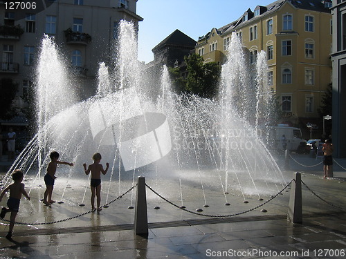 Image of Kids in the fountain 1