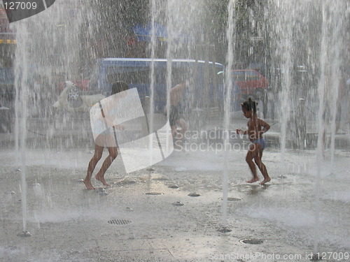 Image of Kids in the fountain 2
